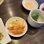 Yakiniku En - セットには付属のサラダ、キムチ、ナムル、わかめスープ。ご飯は一杯のみですがおかわりOK