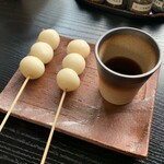 Kominka Shizuka Kafe - 追加のお団子(生タイプ) 1本   200円
                      ※お茶漬け注文をした方のみのメニュー 