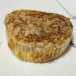 Boulangerie montagne - クリームパン。菓子パン生地にバニラビーンズ香る自家製カスタードクリームをイン。マカロンフィリングがサクサクです♡
