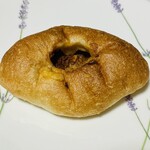 Boulangerie montagne - トマトカレーのフランスパン。お野菜と鶏ひき肉がたっぷり入ったヘルシーなカレーパン♡