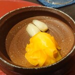 天ぷら とばり - 自家製のらっきょうとコリンキーの漬物