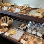 boulangerie montagne - ハード系、ふわふわ系、お惣菜系と、たくさんの種類のパンが並びます ❀.(*´▽`*)❀.