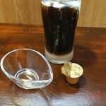 キッチン ブルー グローブ - ミルクを入れます