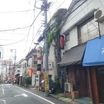 鈴新 - 飲食が連なっています。