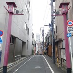 鈴新 - 車力門通り、新宿通り沿いの入口。