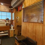 鈴新 - 店内入ってすぐ左のカウンター奥から入口方向。