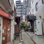 鈴新 - 車力門通りは、左右の小路もお店でいっぱい。