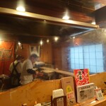 鈴新 - コの字カウンターのお店です。