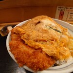 鈴新 - 玉子と玉ねぎの色で判る、濃厚な味。