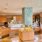 ベルグの４月 - 広く明るい店内。