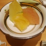 鮨 熊 - 静岡のメロン、宮崎の完熟パイナップル、岡山の桃