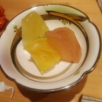 鮨 熊 - 静岡のメロン、宮崎の完熟パイナップル、岡山の桃