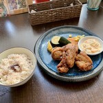 バルバルキッチンアメリ - ランチ：自家製タルタル付 チキン南蛮(¥1,230)
      食べるのは二回目だが、今回はタルタルソースが小皿で提供されたのでたっぷり付けることが出来た。鶏肉が抜群に美味しい！