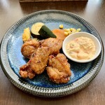 バルバルキッチンアメリ - ランチ：自家製タルタル付 チキン南蛮(¥1,230) メイン
      鶏肉・野菜ともに抜群の美味！唯一気になったのがタルタルソースが所々極端に塩辛いこと。よく混ざってないのかな？