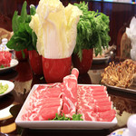 Shinfuku Hinabe Jou - 食べ放題コースでは、お肉も食べ放題！