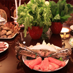Shinfuku Hinabe Jou - 蟹やお肉だけでなく、野菜も豊富にご用意しております。
      ヘルシーで女性にも嬉しい内容です！！