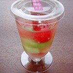 杉山フルーツ店 - ミックス　450円　（＾ω＾）　うまいですｗ　透明でめっちゃ綺麗なのですが、温度差で曇っちゃっていてｽﾐﾏｾﾇ（’’；