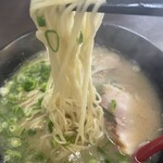 博多糟屋らーめん あかつき - 麺は細麺