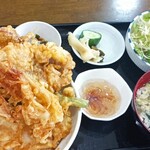 和食 すずき - 天丼の穴子や野菜の天ぷらは何品か食べてから、写真を撮ってます。もっと迫力がありますよ。