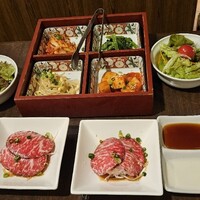 百済 - 炙り刺し、ナムル2種盛り、キムチ2種盛り