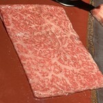 焼肉 うしみつ - ウチモモとは思えないサシの入り