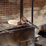 ラトリエ・ドゥ・ヴィーブル - 肉炭火焼中！