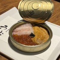 焼肉 うしみつ 恵比寿本店 - 開けると、ユッケの上に馬糞ウニと甘海老、イクラにキャビア何トッピング