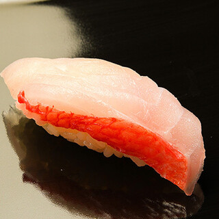 精心的制作和纤细的技艺交织而成，令人眼花缭乱的优美握寿司。