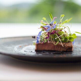 信頼のおける生産者から仕入れる、新鮮な季節の食材を使用