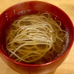 Kagurazaka Ookawaya - かけ。
                        茹で時間は違いますが、せいろと同じ蕎麦です。
                        「かけ」でもコシがしっかり残るのが、とても嬉しい♪
                        かすかな香ばしさを感じる絶品のつゆに泳ぐ蕎麦の気持ち良さそうなこと。
                        美味しい！