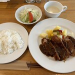 ダイニング　テーブル - ランチのポークカツカレーソース