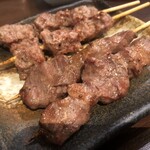 木場ぱっちぎ - 手前がジューシーハラミ、奥が肉つくね