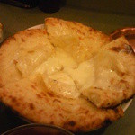インド･ネパールレストラン＆バー SAGUN - ピザ顔負けなぐらいたっぷりとチーズが入ったチーズナン（400円）