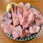 焼肉ホルモン大衆酒場 真 肉焼屋 - 厚切りタン食べ比べ