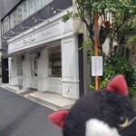 シャンドワゾー - 本店は白い外装です