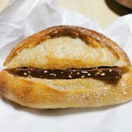 アゴチ ベーカリー - ヘーゼルナッツチョコサンド(税込￥160)