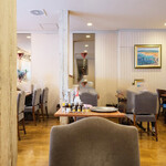 レストラン・サカキ - 店内のテーブル席の風景です