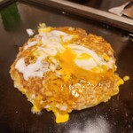 Okonomiyaki Tami - お好み焼き～真ん中に穴作って卵入れるみたいです！