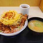 かつや - ネギねぎラー油のロースカツ丼(竹)924円 とん汁(小)165円