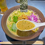 うずとかみなり - 味噌と言うよりスパイシーで酸味、甘味、塩味…が渾然一体となった重層的な旨味のスープ