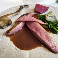 レストラン オオツ - 仏・ランド産鳩のもも肉と胸肉のロースト アーティチョーク ビーツ
