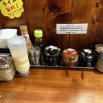 横浜家系ラーメン 三郷家 - 調味料＆ライスのお供も充実。