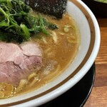 横浜家系ラーメン 三郷家 - 油多めでバランスがいいスープ。