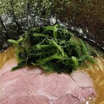 横浜家系ラーメン 三郷家 - ほうれん草。