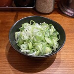 横浜家系ラーメン 三郷家 - 薬味ネギ80円。