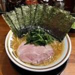 横浜家系ラーメン 三郷家 - ラーメン800円硬め油多め。海苔増し100円。