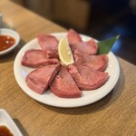 Taishuu Yakiniku Izakaya Toriton - 数量限定 特選牛タン(厚切り) 1,350円×2