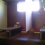 麺屋 麒麟 - カウンター席から座敷方面を見る。