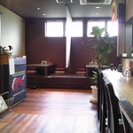 麺屋 麒麟 - カウンター席から座敷方面を見る。