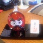 麺屋 麒麟 - レジカウンター上のガラス福だるまｗ